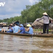 khach_du_lich_thich_thu_cheo_thuyen_tren_song_nuoc_vinh_long khach_du_lich_thich_thu_cheo_thuyen_tren_song_nuoc_vinh_long